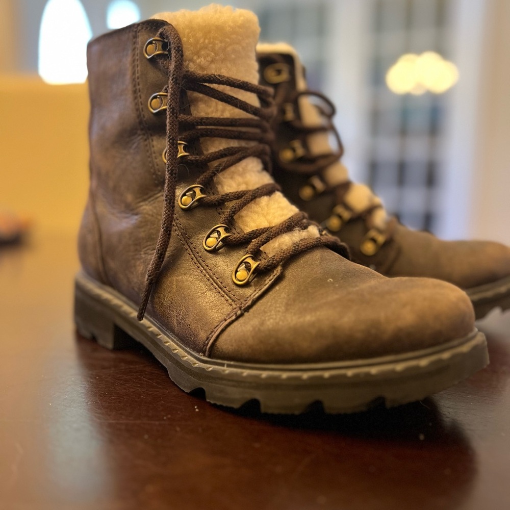 Sorel winter boots. Brown 8.5 leather. Good condition. Sherpa lined.
